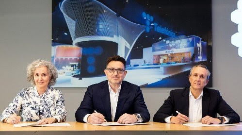 De izquierda a derecha: Adriana Sola, CEO de Altim; Julio Trevejo, socio director general de Altim, y Eduardo Ariste, director general de Empresas y Administraciones de Telefónica España.