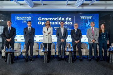 El secretario general del Departamento de Asuntos Económicos y G20 en Gabinete de la Presidencia del Gobierno, Manuel de la Rocha (4i), y la directora de Negocio de Europa Press, Candelas MArtín de 