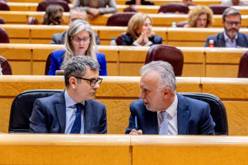 El ministro de la Presidencia, Justicia y Relaciones con las Cortes, Félix Bolaños (i) y el ministro de Política Territorial y Memoria Democrática, Ángel Víctor Torres (d), en una sesión de con