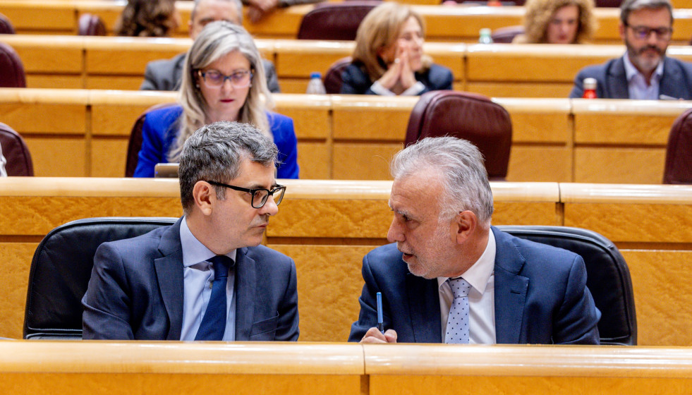 El ministro de la Presidencia, Justicia y Relaciones con las Cortes, Félix Bolaños (i) y el ministro de Política Territorial y Memoria Democrática, Ángel Víctor Torres (d), en una sesión de con