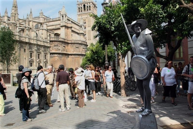 Archivo - Turistas en Sevilla, foto de archivo.
