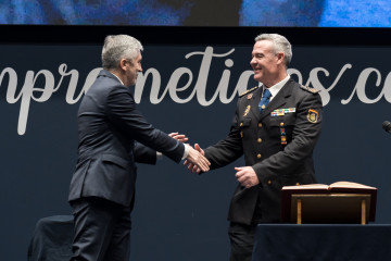 El comisario principal José Luis Santafé Arnedo (d), junto el ministro del Interior, Fernando Grande-Marlaska (i), durante su toma de posesión como director adjunto operativo (DAO) de la Policía N