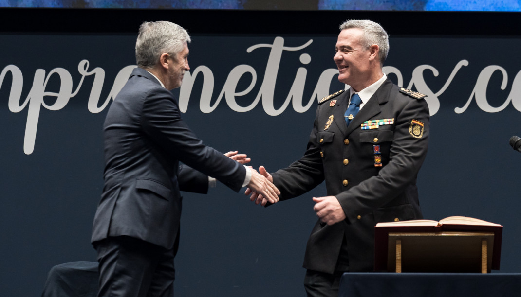 El comisario principal José Luis Santafé Arnedo (d), junto el ministro del Interior, Fernando Grande-Marlaska (i), durante su toma de posesión como director adjunto operativo (DAO) de la Policía N