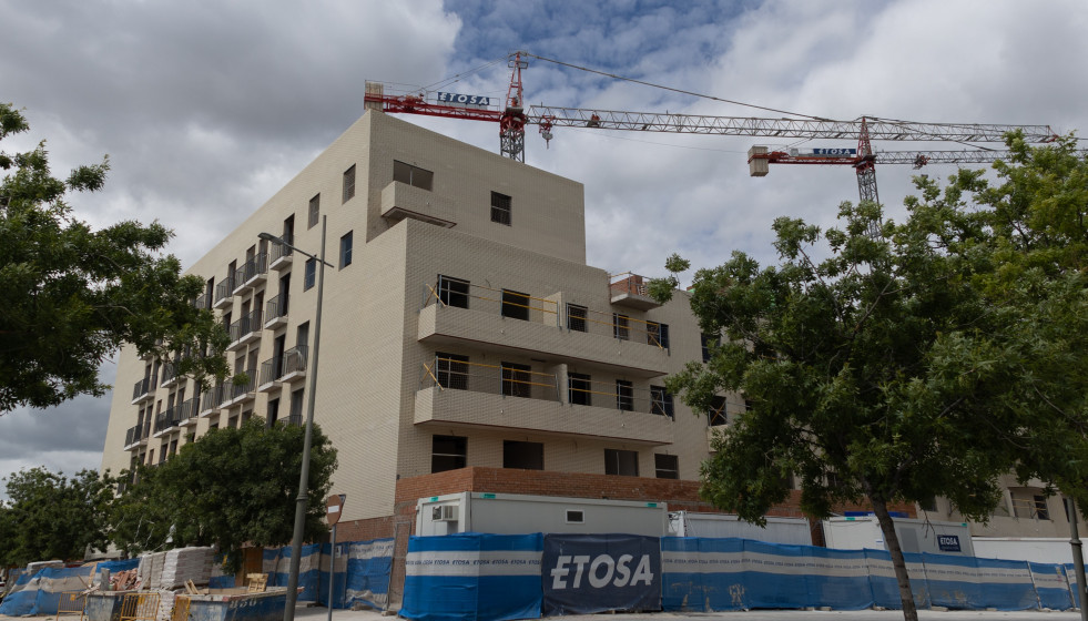 Archivo - Edificio de viviendas en construcción
