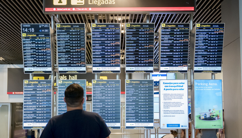 Archivo - Un hombre observa el panel de llegadas de vuelos en la terminal 1 del aeropuerto Adolfo Suárez Madrid-Barajas, a 14 de agosto de 2023, en Madrid (España).