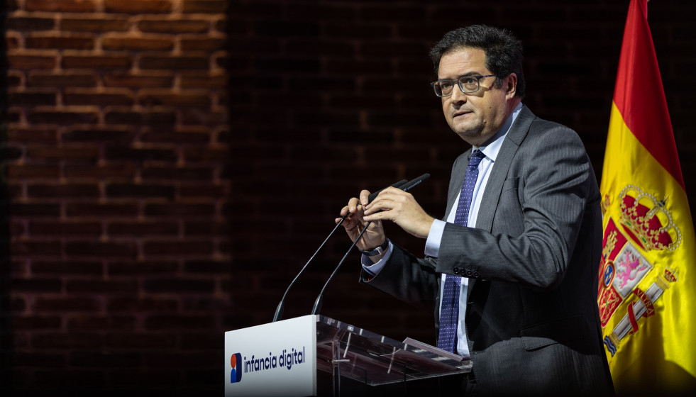 Archivo - El ministro para la Transformación Digital y de la Función Pública, Óscar López, interviene durante la presentación del estudio 'Infancia digital 2025', en Green Patio, a 11 de noviemb