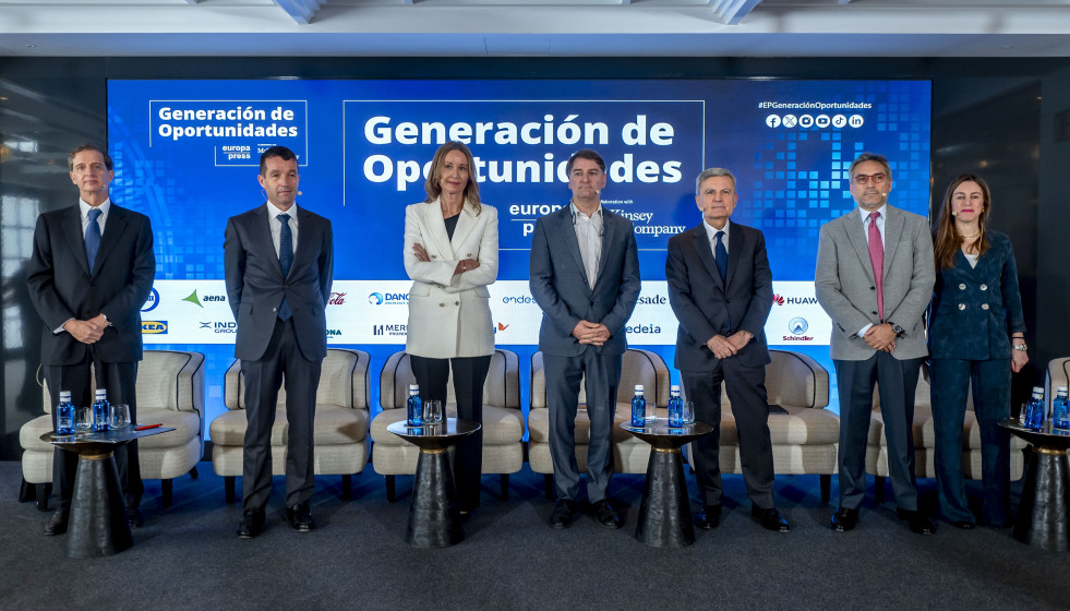 El secretario general del Departamento de Asuntos Económicos y G20 en Gabinete de la Presidencia del Gobierno, Manuel de la Rocha (4i), y la directora de Negocio de Europa Press, Candelas MArtín de 