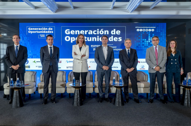 El secretario general del Departamento de Asuntos Económicos y G20 en Gabinete de la Presidencia del Gobierno, Manuel de la Rocha (4i), y la directora de Negocio de Europa Press, Candelas MArtín de Cabiedes (1d), durante un desayuno informativo ‘Generació