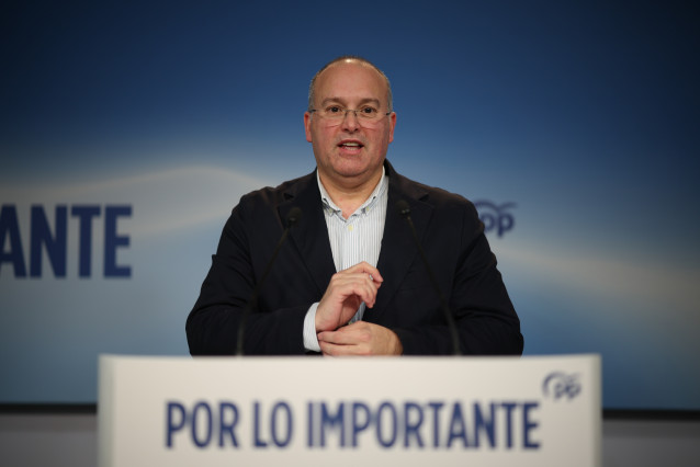 Archivo - El secretario general del PP, Miguel Tellado, ofrece una rueda de prensa tras la noche electoral en la sede nacional del PP, a 8 de febrero de 2026, en Madrid (España).