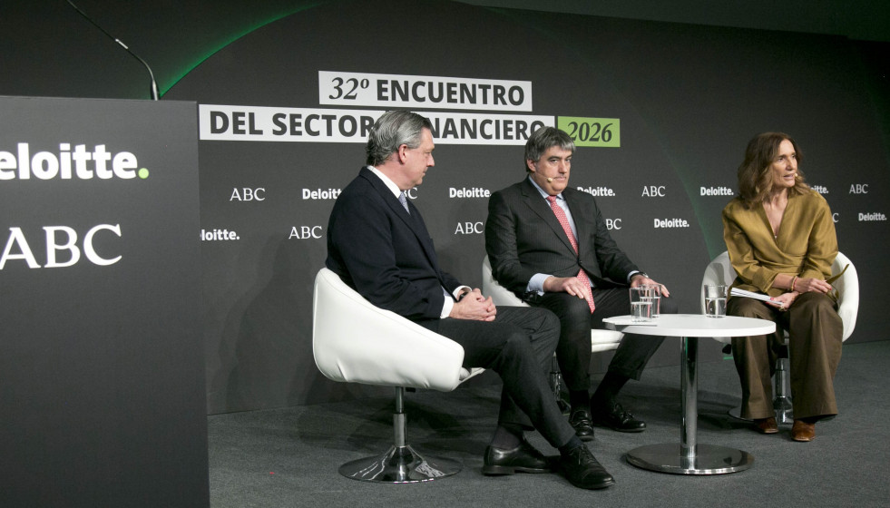 El CEO de Deutsche Bank (i), Iñigo Martos; y el CEO de Andbank (c); Carlos Aso, durante el acto organizado por Deloitte y el diario 'ABC'