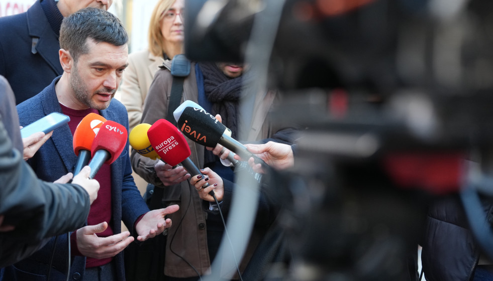 El ministro de Derechos Sociales, Consumo y Agenda 2030, Pablo Bustinduy, atiende a los medios antes de participar en un encuentro con entidades sociales, a 12 de marzo de 2026, en Valladolid, Castill
