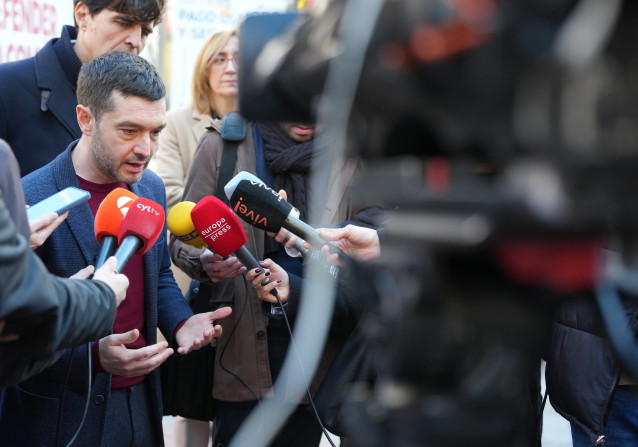 El ministro de Derechos Sociales, Consumo y Agenda 2030, Pablo Bustinduy, atiende a los medios antes de participar en un encuentro con entidades sociales, a 12 de marzo de 2026, en Valladolid, Castilla y León (España).