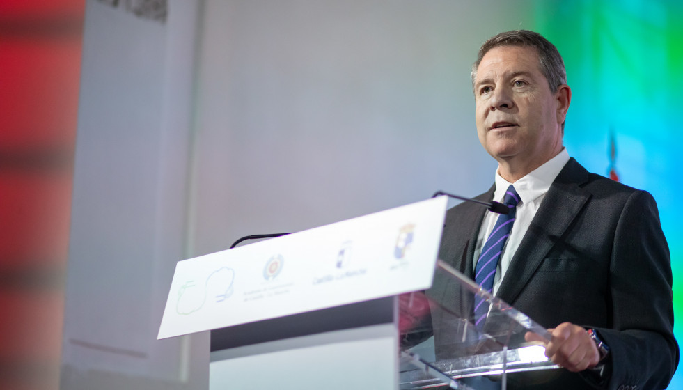 Archivo - El presidente de Castilla-La Mancha, Emiliano García-Page, entrega los Broches Gastronómicos del Medio Rural.