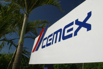 Archivo - Logo de Cemex en un cartel.