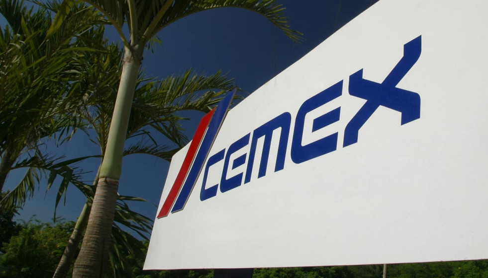 Archivo - Logo de Cemex en un cartel.
