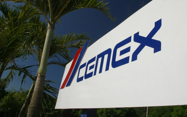 Archivo - Logo de Cemex en un cartel.