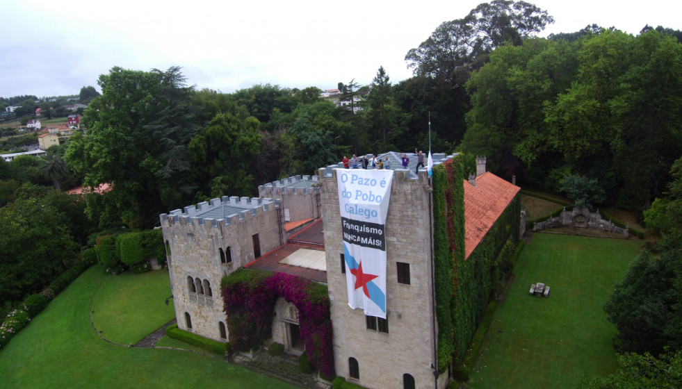 Archivo - Los activistas denunciados por los Franco durante la protesta del 2017 en el Pazo de Meirás