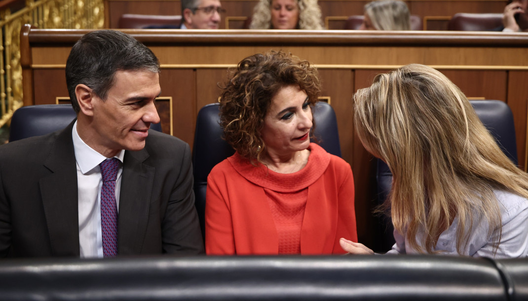 (I-D) El presidente del Gobierno, Pedro Sánchez; la vicepresidenta primera y ministra de Hacienda, María Jesús Montero, y la vicepresidenta segunda y ministra de Trabajo y Economía Social, Yolanda