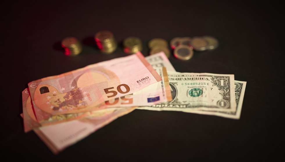 Archivo - Billetes y monedas, a 3 de septiembre de 2025, en Madrid (España).