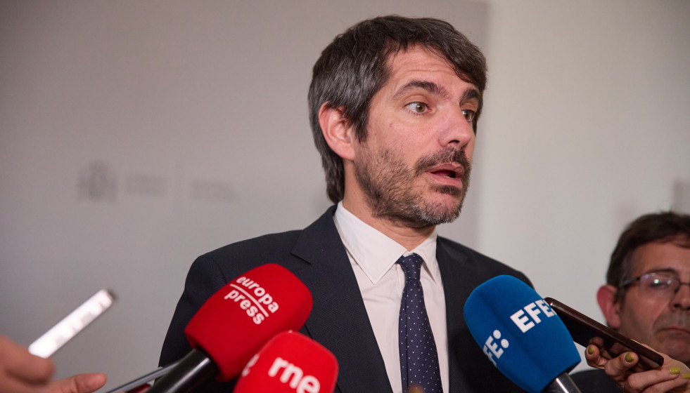 Archivo - El ministro de Cultura, Ernest Urtasun, comparece ante los medios tras una reunión con el sector audiovisual español, a 7 de mayo de 2025, en Madrid (España).