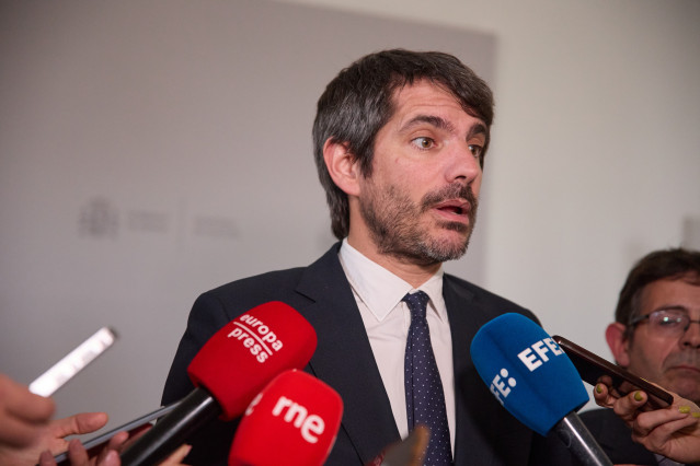 Archivo - El ministro de Cultura, Ernest Urtasun, comparece ante los medios tras una reunión con el sector audiovisual español, a 7 de mayo de 2025, en Madrid (España).
