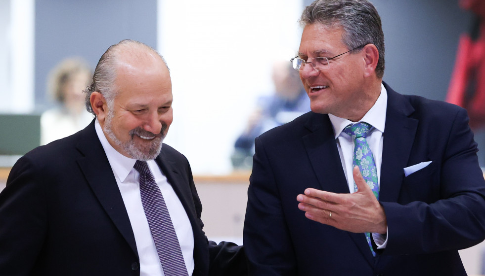 Archivo - El secretario de Comercio de EEUU, Howard Lutnick  (I), y el comisario de Comercio, Maros Sefcovic, conversan en los márgenes de una reunión de ministros de Comercio de la UE en Brsuelas.