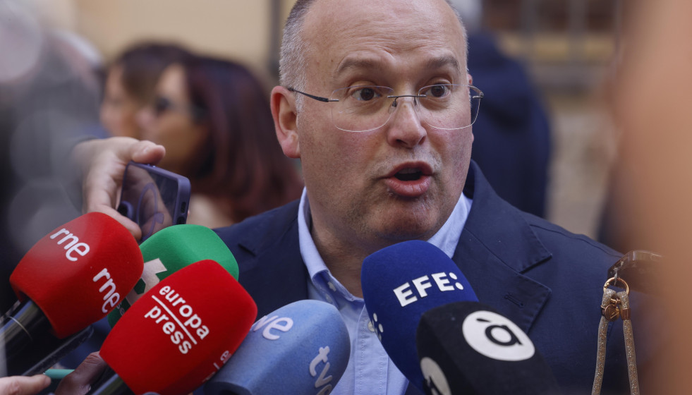 El secretario general del PP, Miguel Tellado, atiende a los medios antes de la mascletà del Ayuntamiento de Valencia, a 12 de marzo de 2026, en Valencia