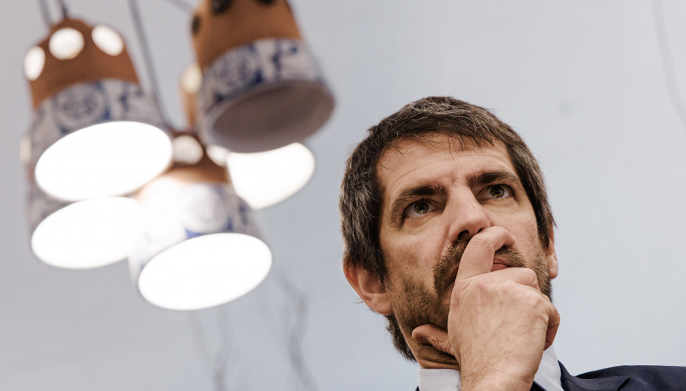 Archivo - El ministro de cultura, Ernest Urtasun, durante la presentación del Barómetro de Hábitos de Lectura y Compra de Libros en España 2025, en la librería Rafael Alberti, a 22 de enero de 20