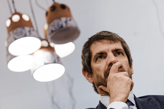 Archivo - El ministro de cultura, Ernest Urtasun, durante la presentación del Barómetro de Hábitos de Lectura y Compra de Libros en España 2025, en la librería Rafael Alberti, a 22 de enero de 2026, en Madrid (España).