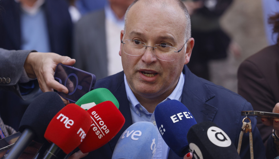 El secretario general del PP, Miguel Tellado, atiende a los medios de comunicación antes de presenciar la 'mascletà' fallera desde el balcón del Ayuntamiento de València.