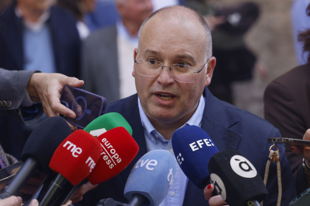 El secretario general del PP, Miguel Tellado, atiende a los medios de comunicación antes de presenciar la 'mascletà' fallera desde el balcón del Ayuntamiento de València.