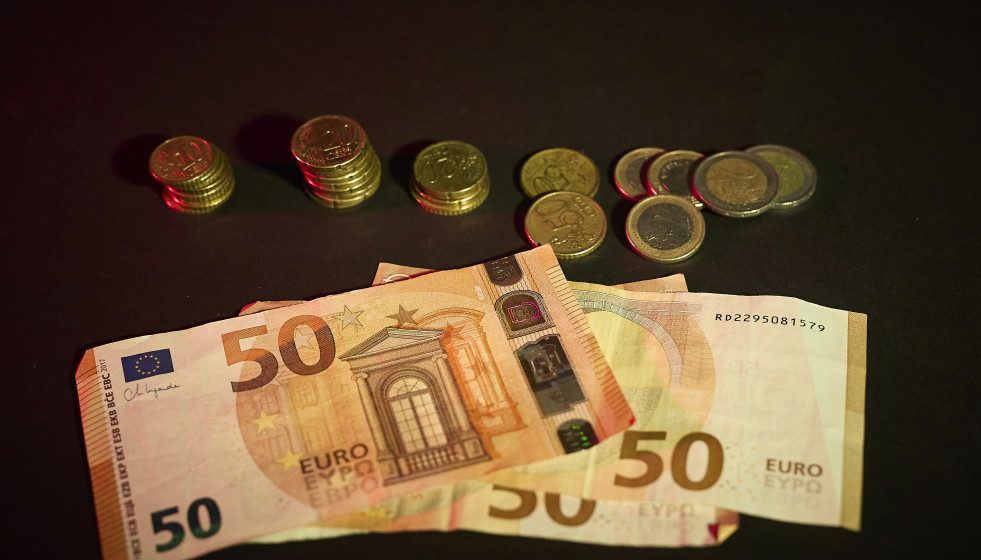 Archivo - Billetes y monedas, a 3 de septiembre de 2025, en Madrid (España).