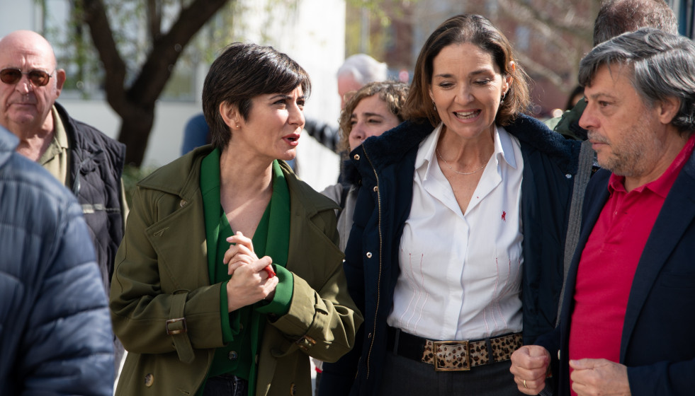 La ministra de Vivienda y Agenda Urbana, Isabel Rodríguez (i), y la portavoz del PSOE en el Ayuntamiento, Reyes Maroto (d), durante una visita a Fuencarral, a 12 de marzo de 2026, en Madrid (España)