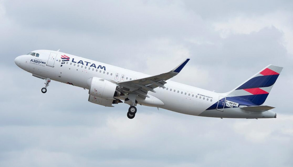 Archivo - Avión de Latam Airlines.