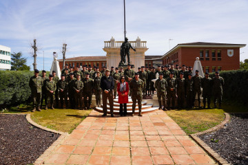Margarita Robles (centro), durante su visita a la Brigada 'Guzmán el Bueno' X en su base de Cerro Muriano (Córdoba).