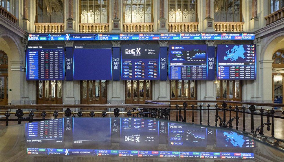 Archivo - Varios paneles del Ibex 35 en el Palacio de la Bolsa, a 1 de septiembre de 2023, en Madrid (España).