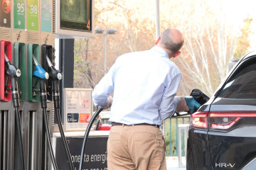 Hombre repostando combustible.