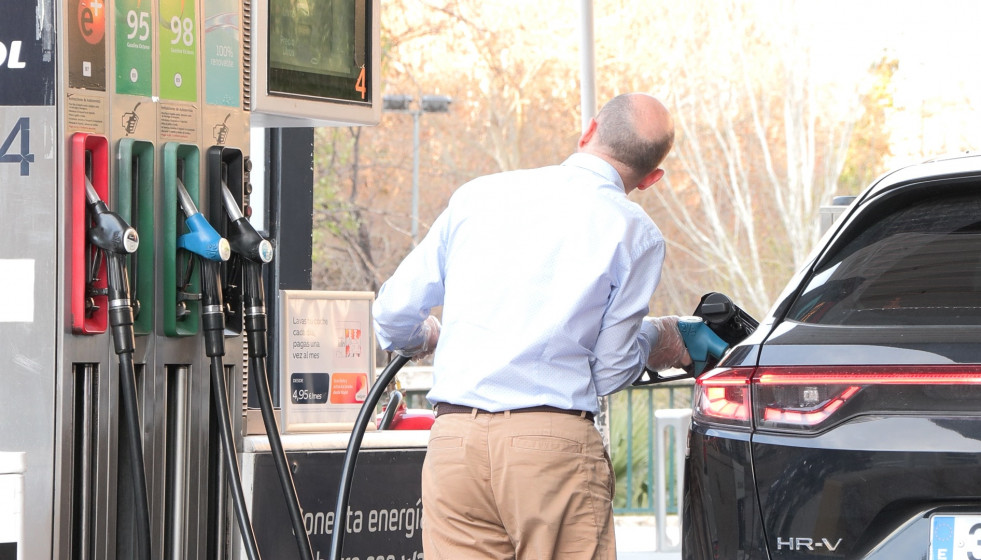 Hombre repostando combustible.