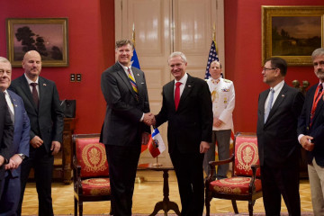 El presidente de Chile, José Antonio Kast, y el vicesecretario de Estado de EE.UU., Christopher Landau, en la firma de la Declaración Conjunta para el Establecimiento de Consultas sobre Minerales Cr