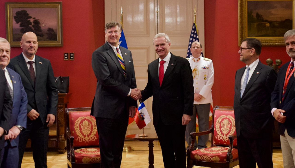 El presidente de Chile, José Antonio Kast, y el vicesecretario de Estado de EE.UU., Christopher Landau, en la firma de la Declaración Conjunta para el Establecimiento de Consultas sobre Minerales Cr