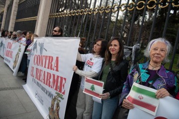 La secretaria general de Podemos, Ione Belarra (2d), asiste a la 'Cadena Humana no al rearme, no a la OTAN, no a la militarización'.
