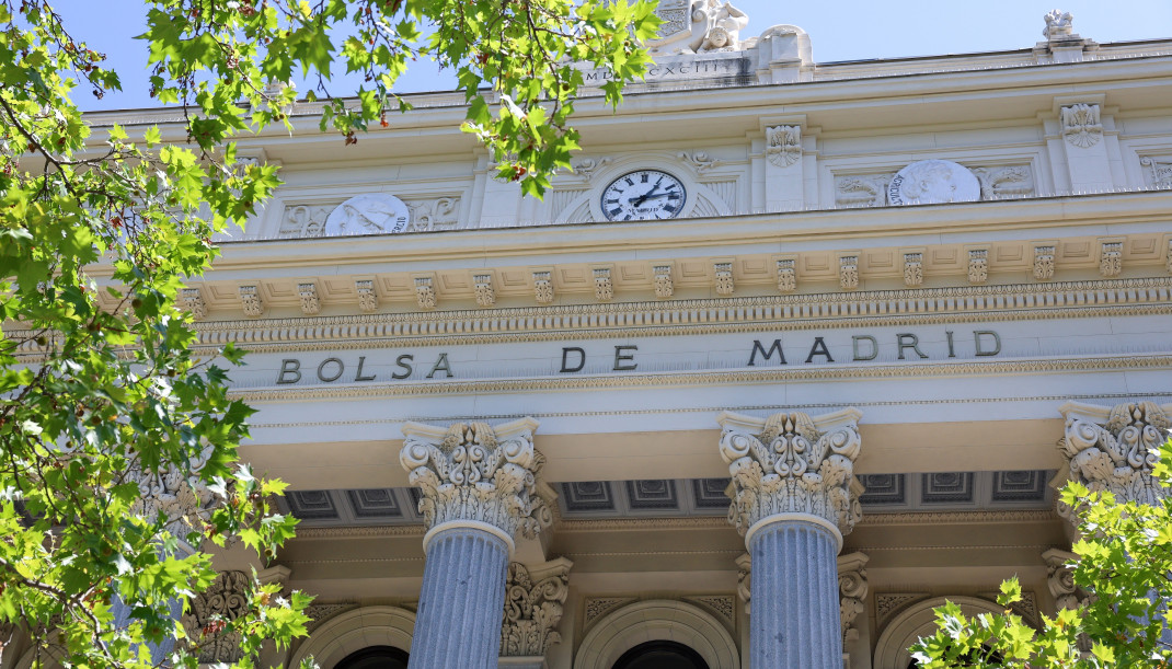 Archivo - Estado de la bolsa de Madrid, a 28 de julio de 2025, en Madrid (España). El Ibex 35 cotizaba en los 14.370 puntos en la media sesión de este lunes, en línea con el incremento del 1% regis