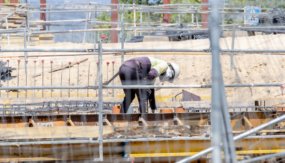 Archivo - Un obrero trabaja en la construcción de una vivienda nueva