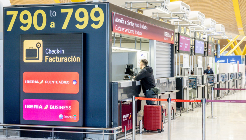 Un mostrador de facturación de Iberia en el Aeropuerto Adolfo Suárez Madrid-Barajas, a 2 de marzo de 2026, en Madrid (España).