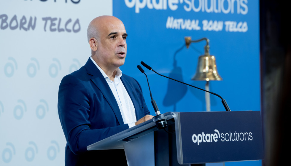 Archivo - El consejero delegado de Optare Solutions, Luis Álvarez-Sestelo, durante el toque de campana.