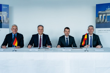 Roland Greiner, vicepresidente de Ventas Internacionales de Diehl para Latinoamérica, España y Portugal; Helmut Rauch, CEO de Diehl Defence; Ángel Escribano, presidente ejecutivo de Indra Group; Jo