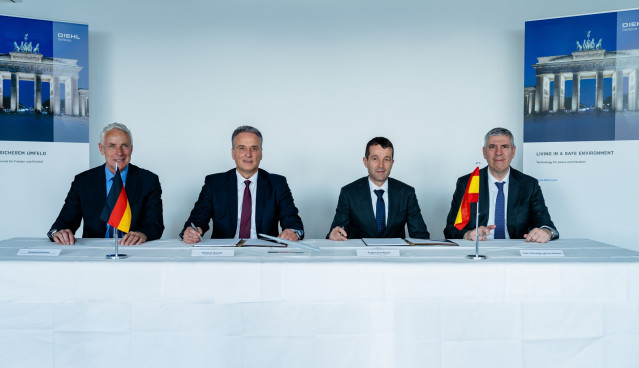 Roland Greiner, vicepresidente de Ventas Internacionales de Diehl para Latinoamérica, España y Portugal; Helmut Rauch, CEO de Diehl Defence; Ángel Escribano, presidente ejecutivo de Indra Group; José Vicente de los Mozos, consejero delegado de Indra Group