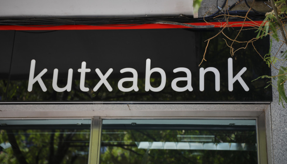 Archivo - Exterior de la sucursal del banco Kutxabank en la Calle de la Oca de Madrid, en Madrid (España) a 3 de agosto de 2020.