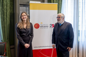 La vicepresidenta tercera y ministra para la Transición Ecológica y el Reto Demográfico, Sara Aagesen, y el presidente del Real Instituto Elcano, José Juan Ruiz, durante una reunión, en el Real I