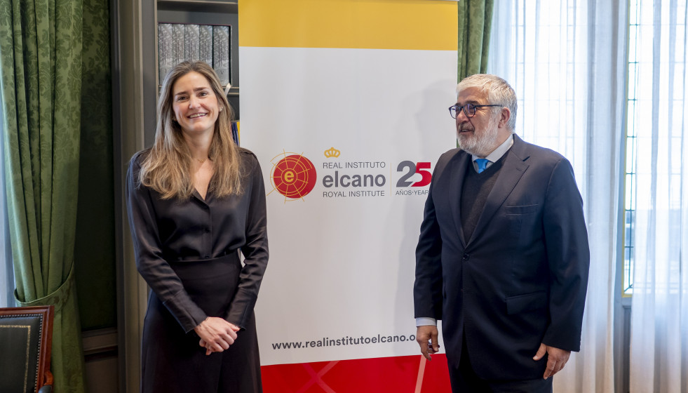 La vicepresidenta tercera y ministra para la Transición Ecológica y el Reto Demográfico, Sara Aagesen, y el presidente del Real Instituto Elcano, José Juan Ruiz, durante una reunión, en el Real I